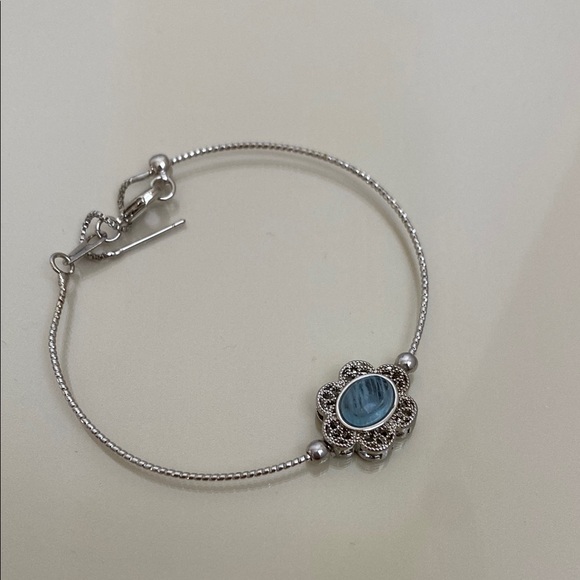 Elegant Silver Bracelet with Blue Gemstone - Picture 2 of 3